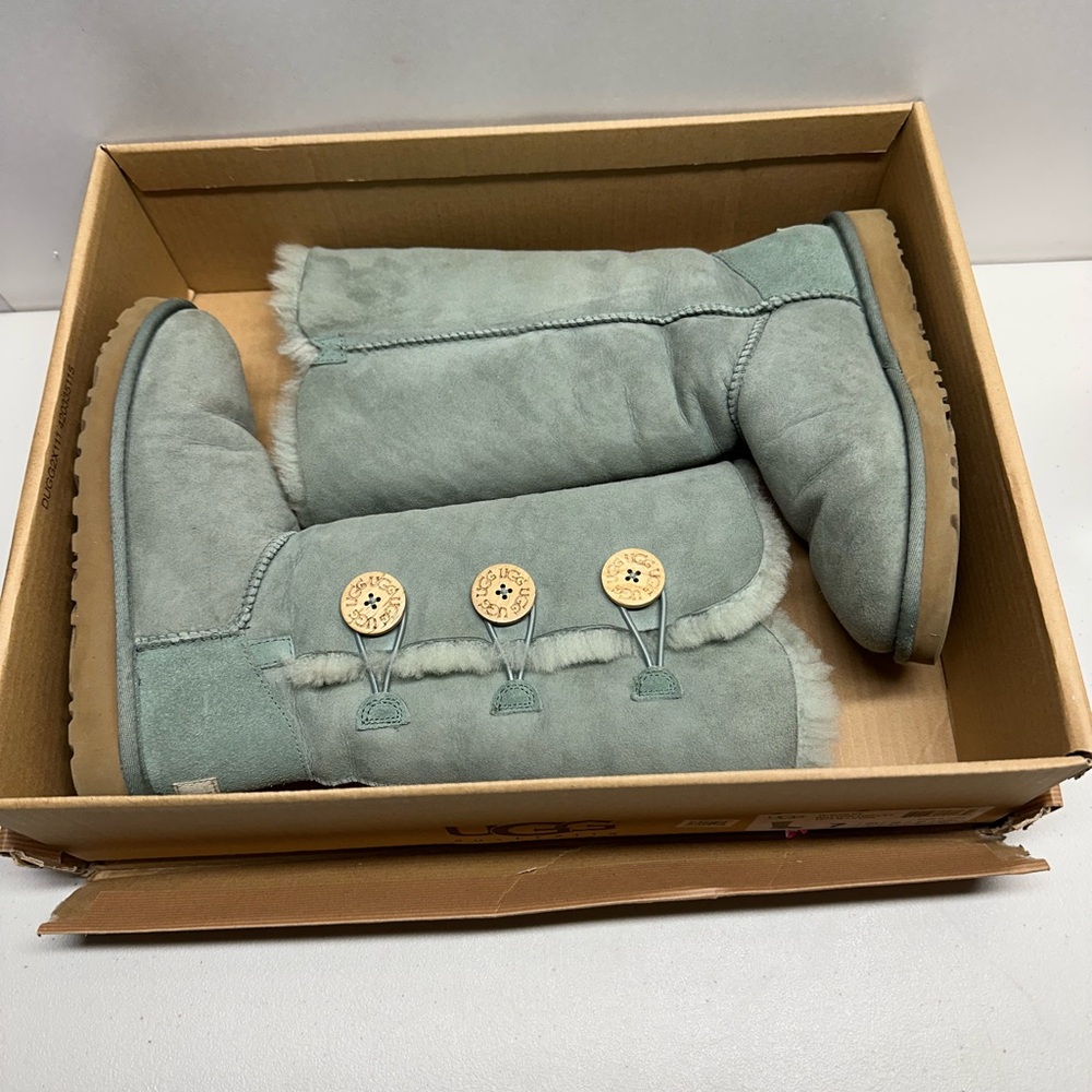 UGG W Bailey Button Triplet 1873 Boots Size 7 Green
